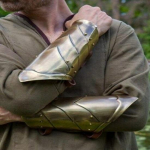 Keskaegne k&auml;ekaitse randmesoomus s&otilde;dalane, messingist viimistletud k&auml;ekaitse, paar SCA LARP-i kost&uuml;&uuml;mi.