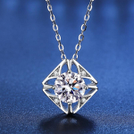 P&auml;ris sterlingh&otilde;bedast 18K valge kullaga klassikaline ruudukujuline ripats-kaelakee 1-karaadine D v&auml;rvi moissaniit VVS1 suure selgusega teemantehted 1 carat D color blue