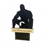 Istuv mees veinipudelihoidja puidust mehe siluetiga &otilde;llepudeli vitriin. Korraldaja nagi Kodu K&ouml;&ouml;k Baar S&ouml;&ouml;gilaud T&ouml;&ouml;laua kaunistus