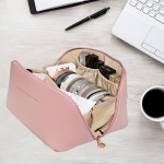 Suure mahutavusega veekindel reisimeigikott vaheseinte ja k&auml;epidemega, kunstnahast kosmeetikakorraldaja tualetitarvete ja aksessuaaride jaoks valge