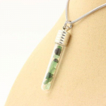 Pierres et Min&eacute;raux. Collier Grenat Tsavorite brut. Mod&egrave;le tube et spirale.