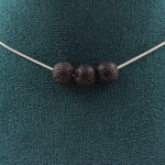 Pierres et Min&eacute;raux. Collier 3 perles Lave 8 mm. Chaine en acier inoxydable Collier femmes, hommes. Taille personnalisable.