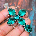 H&auml;mmastav ristroheline turmaliinist v&auml;&auml;riskivist k&auml;sitsi valmistatud 925 sterlingh&otilde;bedast ehteripats 2.56 Inches roheline