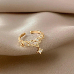 Moodne heksagramm T&auml;htede ripatss&otilde;rmused s&auml;delevad tsirkoonist avamiss&otilde;rmus, naine, elegantsed geomeetrilised ketts&otilde;rmused, peoehted kuld