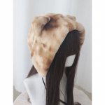 Sooja hoidev k&otilde;rvakaitsem&uuml;ts kassile, kolmev&auml;rviline kass, karvane tabby kass lolita, armas talvem&uuml;tsit&uuml;druk