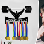 Sportlase medalin&auml;itusriiul, seinale paigaldatav hoidja lintidele ja medalitele A