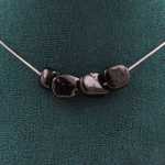 Pierres et Min&eacute;raux. Collier 4 perles Tourmaline Schorl du Br&eacute;sil Chaine en acier Collier femmes, hommes. Taille personnalisable.