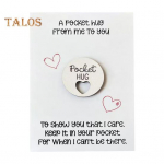 Tasku kallistus armastuse-s&uuml;damem&auml;rgiga kaunistus &otilde;nnitluskaardiga puidust v&auml;ikese s&uuml;damem&auml;rgiga ornament S&otilde;brad perekonna s&uuml;nnip&auml;eva-aastap&auml;evaks inspireeriv kingitus valge