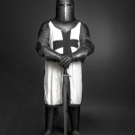 Templari r&uuml;&uuml;tli must ristis&otilde;duri soomus T&auml;ielik keskaegne Cosplay LARP &uuml;likond ajaloohuvilistele ja kollektsion&auml;&auml;ridele