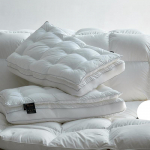 Kvaliteetne satiinist kolmem&otilde;&otilde;tmeline sulgedest sametpadi, k&otilde;rge padi, kokkuvarisematu kodumajapidamises kasutatava emakakaela selgrool&uuml;li kaitse t&auml;iskasvanutele m&otilde;eldud padja s&uuml;damik 48*74cm