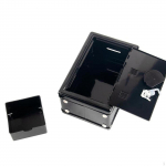 Rauast hoiup&otilde;rsast kassakasti seif, millel on lukustatud raham&uuml;nt must