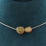 Pierres et Min&eacute;raux. Collier 2 perles Apatite jaune de Madagascar. Chaine en acier Collier femmes, hommes. Taille personnalisable.