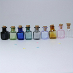 9 tk mini suhkrukuubiku kujuga klaasist v&auml;rvilisi pudeleid, ristk&uuml;likukujulisi armsaid korgipudeleid, v&auml;ikeseid pudeleid, kingitusi, v&auml;ikeseid purke, v&auml;ikeseid pudeleid, segatud 9 v&auml;rvi 9PCS