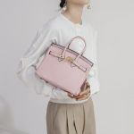 Pealmine kiht veisenahk 2025 Moodne metallketiga kott Uus stiil Ehtne nahast naiste kott K&otilde;ikjale sobiv &Uuml;he sahtliga Crossbody kott K&auml;eshoitav sidurikott 20x10x15cm roosa