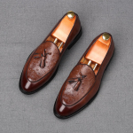 Uued Meeste Terava Otsaga Tupsudega Slip-On &Auml;riKorterid Kingad Meessoost Disainer Loaferid Homecoming Pulmakleit Jalatsid 38 brown