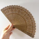 Suzhou Rohelise Sandlipuu Kokkupandav Ventilaator, K&auml;sit&ouml;&ouml;na Valmistatud Peene &Otilde;&otilde;nesnikerdust&ouml;&ouml;ga, Traditsiooniline Kingituseseis, Klassikalise Tantsu Rekvisiit, K&otilde;rge Esteetiline V&auml;&auml;rtus 18CM roheline