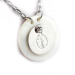 NOA [G0510] &ndash; valge &bdquo;Nacre en Folie&rdquo; disainerkaelakee valge