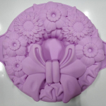 K&uuml;psetussilikoonist koogivorm, suure lillekujuline &uuml;he kaarega k&uuml;psetuspann Palju &otilde;nne s&uuml;nnip&auml;evaks j&otilde;ule lilla