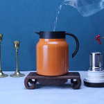 Uus suure mahutavusega 304 roostevabast terasest vaakum-isolatsiooniga kohvikann on hea v&auml;limusega ja lihtne &uuml;li&otilde;pilaste peredele. 980ML must