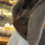 Ehtsast nahast naistekott Retromoodne k&auml;ekott Ni&scaron;&scaron; Ristkehaga kott Kvaliteetse tekstuuriga &otilde;lakott