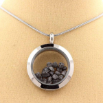Pierres et Min&eacute;raux. Collier Diamant gris brut. Mod&egrave;le M&eacute;daillon 20 mm. Couleur Argent.