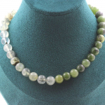 Pierres et Min&eacute;raux. Collier perles Prehnite d'Afrique + Jade 8 mm. Chaine en acier Collier femmes, hommes. Taille personnalisable.