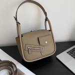 2025 Uus Ehtne Nahast Naiste Kott &Uuml;lemine Kiht Lehma Nahk Mootorratturi Neetidega &Otilde;lakott Spetsiifilise Disainiga Arsti Lindi Crossbody Kott 24x12x16CM hall