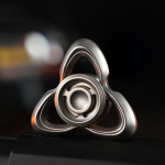 Roostevabast terasest k&auml;e-fidget-spinner parim metallist s&otilde;rmeotsaga keerlev topp otsik g&uuml;roskoop EDC stressi leevendav m&auml;nguasi t&auml;iskasvanutele &auml;revusevastane