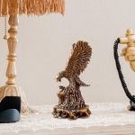 Eagle'i ehisloomade kujukeste vaba statiivi kujundus Lucky Copper Office'i t&ouml;&ouml;lauale