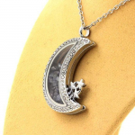 Pierres et Min&eacute;raux. Collier Saphir brut. Mod&egrave;le Lune.