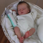 16-tolline armas Darreni simulatsiooni taass&uuml;nninukk suletud silmadega elutruu vasts&uuml;ndinud beebinukk pehme riidest kehaga n&auml;htavate veenidega Bebe Reborn v&auml;ikelapse nukk lastele cloth body