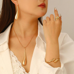 Moodne ehtekomplekt kaelakee k&auml;ev&otilde;ru k&otilde;rvar&otilde;ngad s&otilde;rmus naisele kuld