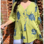 Naistemood vabaaja suve kevadlillemustriga l&uuml;hikeste varrukatega V-kaelusega pluusid ja s&auml;rgid L sinine