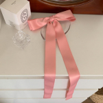 Jennie stiilis eriti pikk paelaga juukseklamber &ndash; Prantsuse t&uuml;druku aksessuaar v&auml;ljas k&auml;imiseks