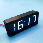 DC 5V 12V USB AUTO Kell GPS Beidou Ajastus 12/24 Tundi Elektrooniline Kell LED Digitaalne AJAKUVAMINE V&auml;ljal&uuml;litusm&auml;lu Lauakell valge
