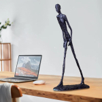 Loominguline pronksist k&otilde;ndiva mehe skulptuur 30cm Giacometti stiilis abstraktne kuju &ndash; metallkunstist figuur kogutav kodu- ja kontoridekoratsioon G gray