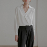 Kontori Daami siidvalged vabaaja s&auml;rgid, naiste 2023. aasta massiivne lahtine elegantne satiinpluus, naiste V-kaelusega pikkade varrukatega topid Blusa Mujer 19649 S valge