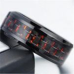 1 tk Meeste mustast titaanist abielus&otilde;rmus musta ja sinise s&uuml;sinikkiust sisestusega 9 punane