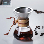 K&auml;sitsi klaasist kohvikeetja roostevabast terasest filtriga tilguti keetmine Kuum pruulija kohvikann tilguti Barista kalla &uuml;le kohvimasina