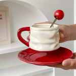 230 ml keraamilised kohvitassid ja alustassid Loomingulise plisseeritud disainiga keraamika kruus p&auml;rastl&otilde;unatee tass Hommikus&ouml;&ouml;gipiima paari veetass 230ml