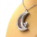 Pierres et Min&eacute;raux. Collier Tourmaline multicolore brut. Mod&egrave;le Lune. mitmev&auml;rviline