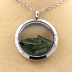 Pierres et Min&eacute;raux. Collier Tourmaline verte brut. Mod&egrave;le M&eacute;daillon 20 mm. Couleur Argent.