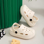 Lahe mugavus, hingavad noorte suvised puukingad &ndash; libisemiskindlad, pehme tallaga EVA sandaalid poistele ja t&uuml;drukutele, geomeetrilise disainiga sise-/v&auml;ljasussid 26-27 valge