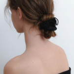 KINDABABY sametine romantilise v&otilde;rklitsiga scrunch - must black