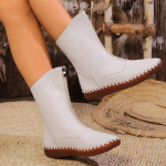 Talvine pl&uuml;&uuml;s, soe ja moodne k&auml;sitsi &otilde;mmeldud tallaga pikad saapad, suured pehme p&otilde;hjaga &uuml;hev&auml;rvilised naiste pikad saapad 43 valge