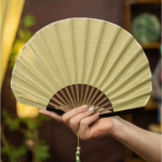 Jaapani stiilis retro kesta kujuline ventilaator siidkangas bambusest kokkupandavad ventilaatorid ripatsiga pulmadeks k&auml;si-ventilaatorid &uuml;hev&auml;rviline kumer ventilaatorikate roheline