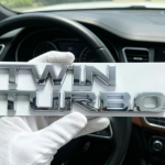 TWIN TURBO Kaheturboga auto embleem L&auml;ikiv must/l&auml;ikiv h&otilde;bedane 3D modifitseeritud m&auml;rk, mis annab s&otilde;iduki tagaosale agressiivse j&otilde;udluse esteetika h&otilde;be