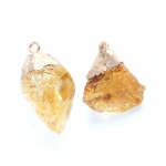 1 tk. Looduslikust kivist, tsitriinist ripats, ebakorrap&auml;rased amuletid ehete valmistamiseks, meisterdades kaelakee tarvikud