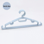 Libisemiskindel multifunktsionaalne plastikust riidepuu meeste ja naiste r&otilde;ivastele &ndash; p&uuml;ksiriiul ja r&otilde;ivariiul t&auml;iskasvanutele