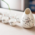 Kvaliteetne Hiina veinipoti komplekt, k&auml;sitsi valmistatud keraamika keraamika portselanist 1 sake pott + 6 sake tass, k&auml;sitsi maalitud keraamiline sake veinikann